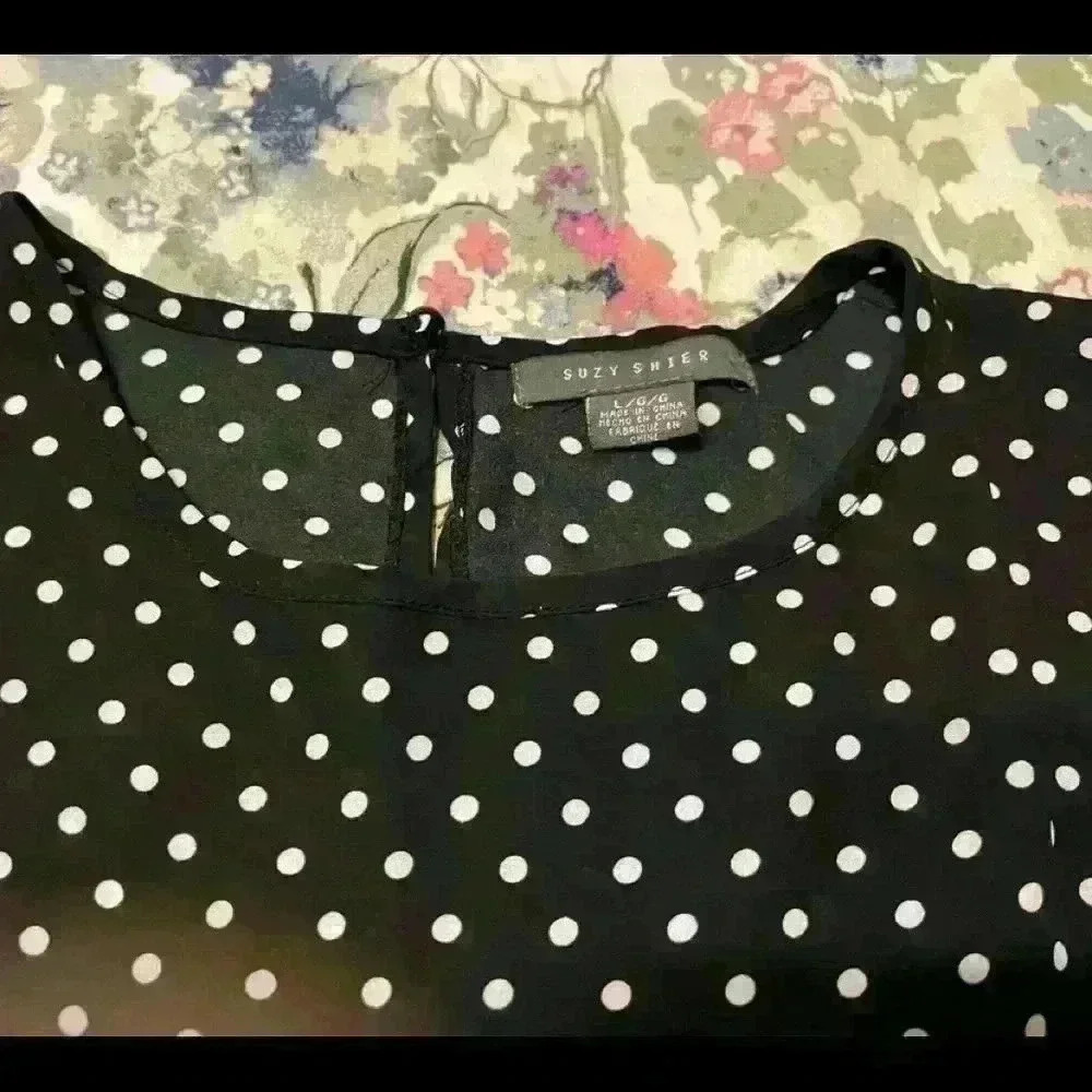 Suzy Shier Women blouse size L. In like new condition - Picture 7 of 7